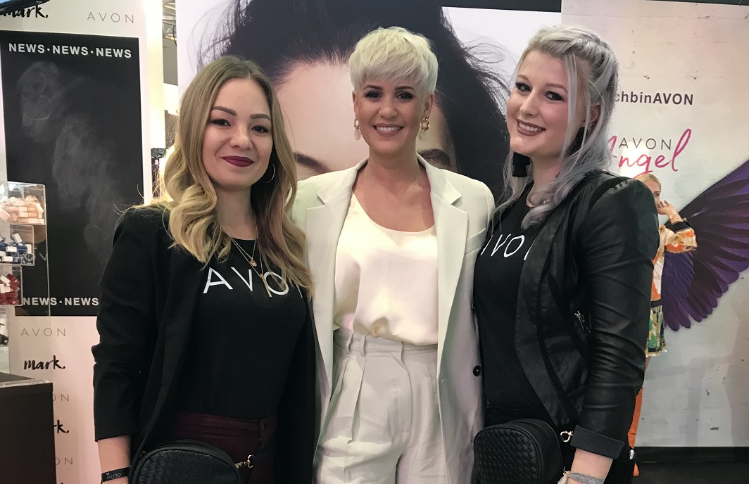 Influencerin Madeleine Schön am Avon Stand