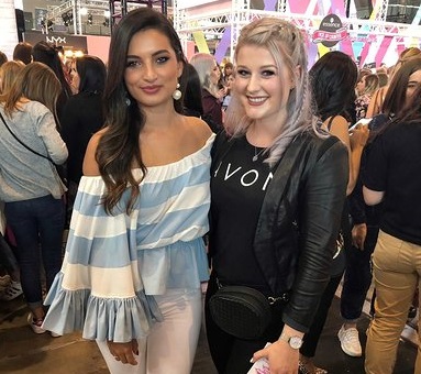 Influencerin Merna Mariella mit Jessika vom Avon Team