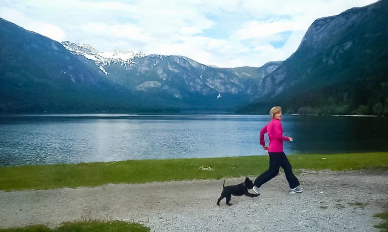 Avon Deutschland Geschäftsführerin Nina Sebecic Crnolatac beim Joggen in den Bergen