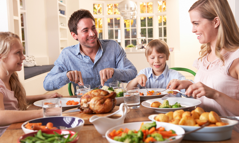 Gespaltene Ansichten gibt es zum Thema "Spätes Essen" - am besten auf das eigene Gefühl hören