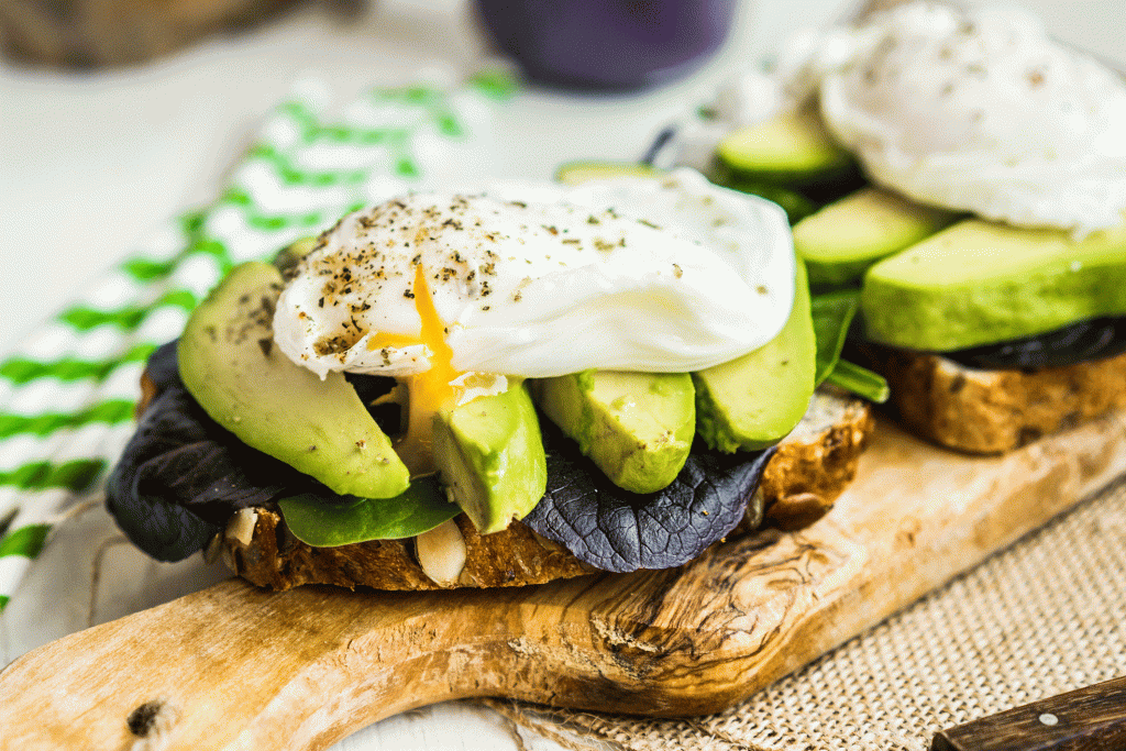 Gesundes Frühstück mit Avocado