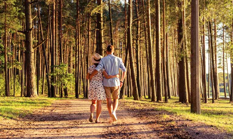 Gut schlafen in der Sommerhitze - und davor mit einem entspannten Spaziergang für Bewegung sorgen